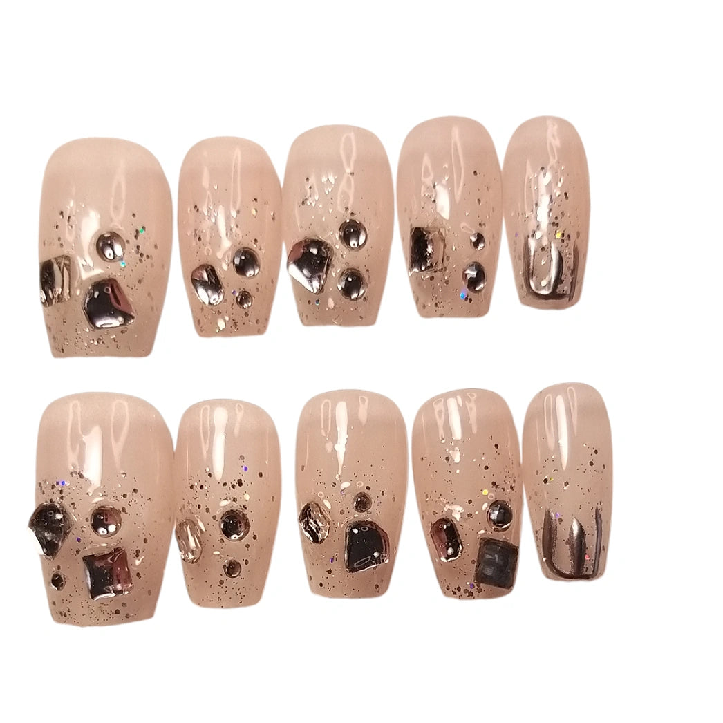 Press-on Nagels #071 – Nude Goud Glitter Vierkant met Zilveren Mineraal Stukken & Bol Rhinestone Mix | Quida