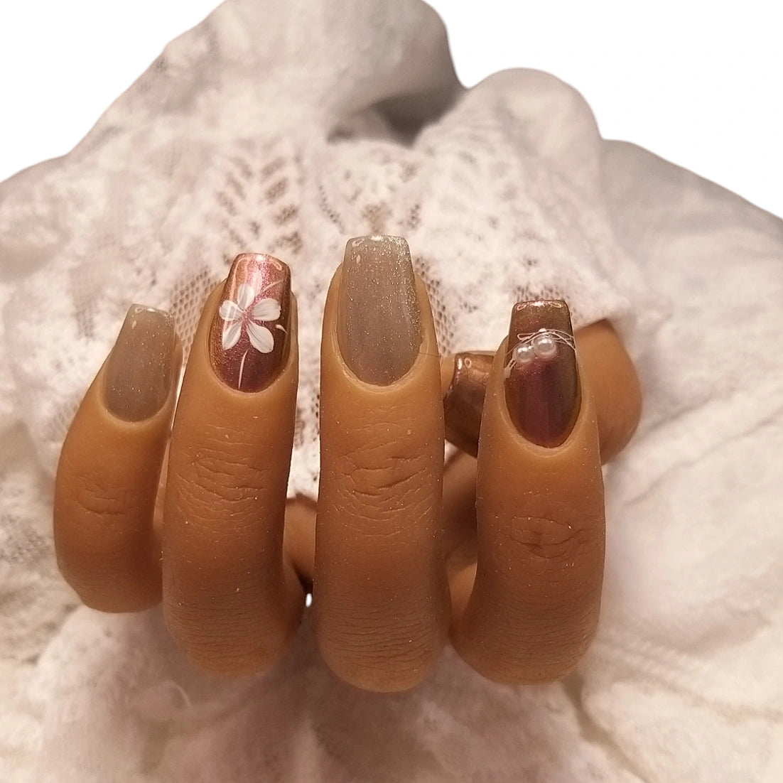 Press-on Nagels #075 – Rosé Goud Chrome & Champagne Glitter Vierkant met Witte 3D Bloem & Parel | Quida