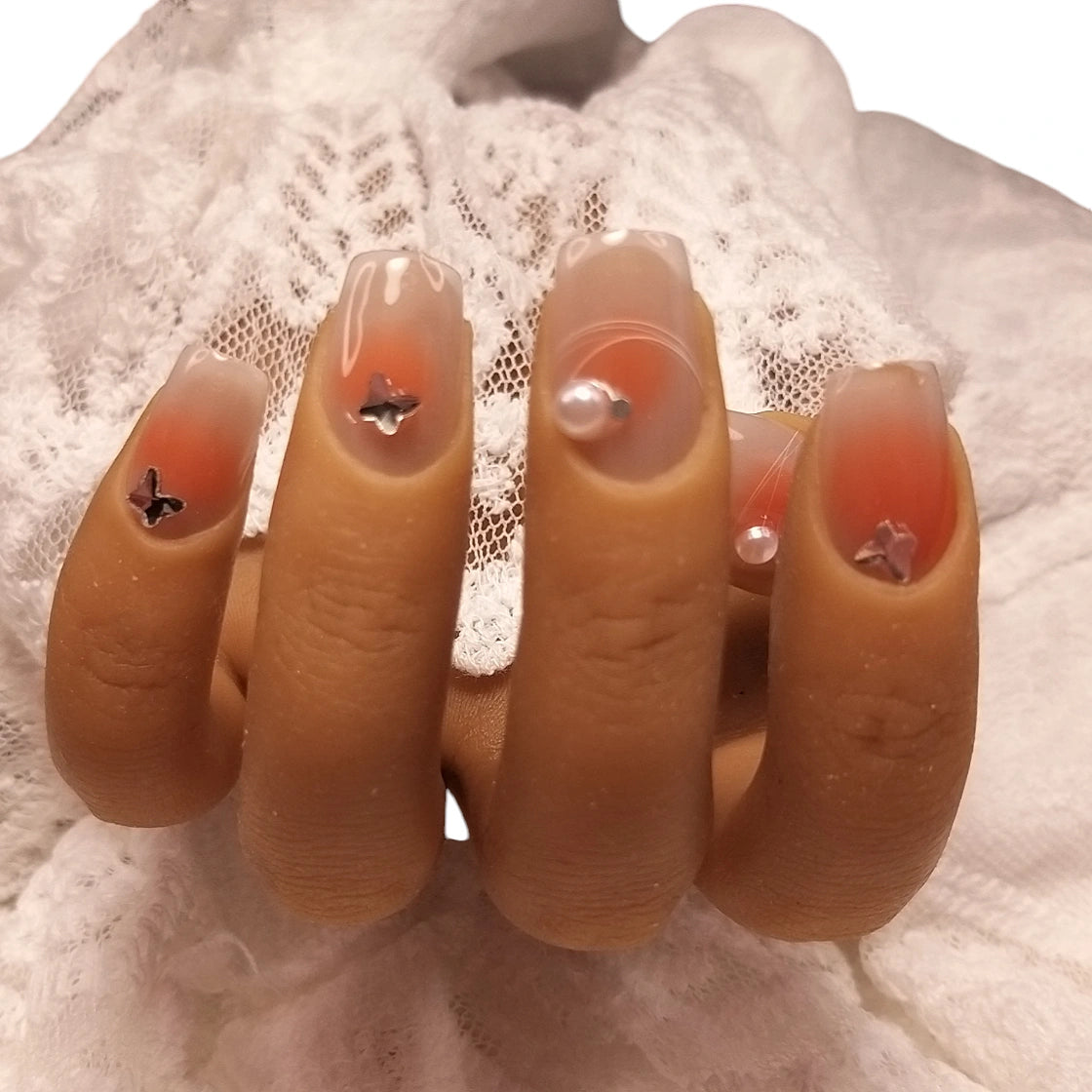 Press-on Nagels #080 – Perzik Jelly Vierkant met Zilveren Vlinder Charm, Parel & Kristal Rhinestone | Quida