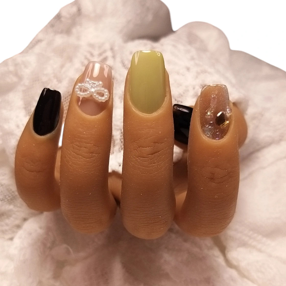 Press-on Nagels #081 – Zwart, Champagne Glitter, Olijfgroen & Nude Vierkant met Zilveren Strik Charm | Quida
