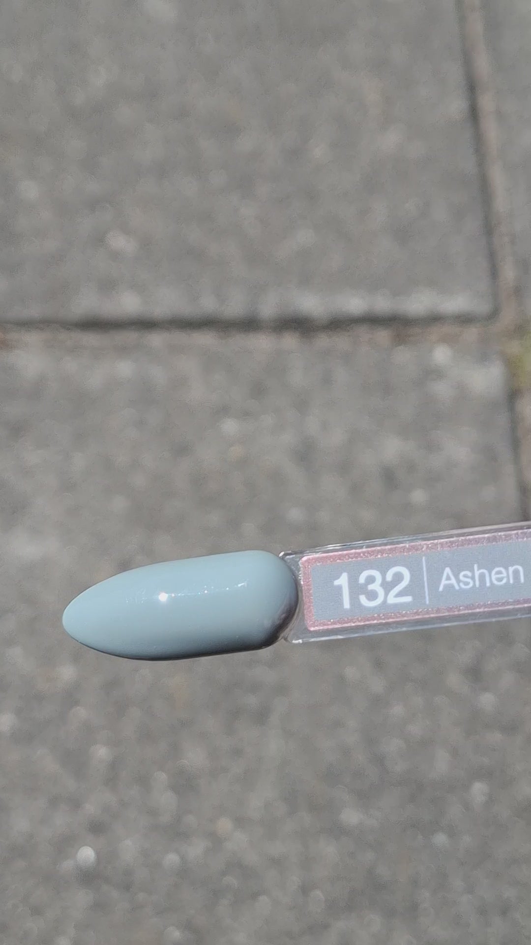 Video laden: Gel Polish Ashen Grace #132 – Zachte Grijsgroene Tint