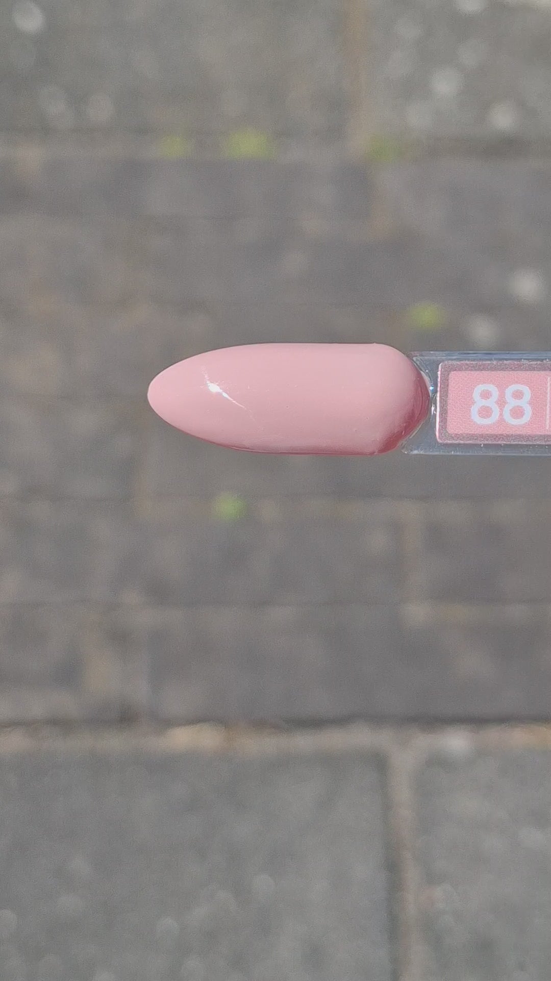 Video laden: Gel Polish First Kiss #88 – Poederig Blush-Nude met Zacht Roze Gloed