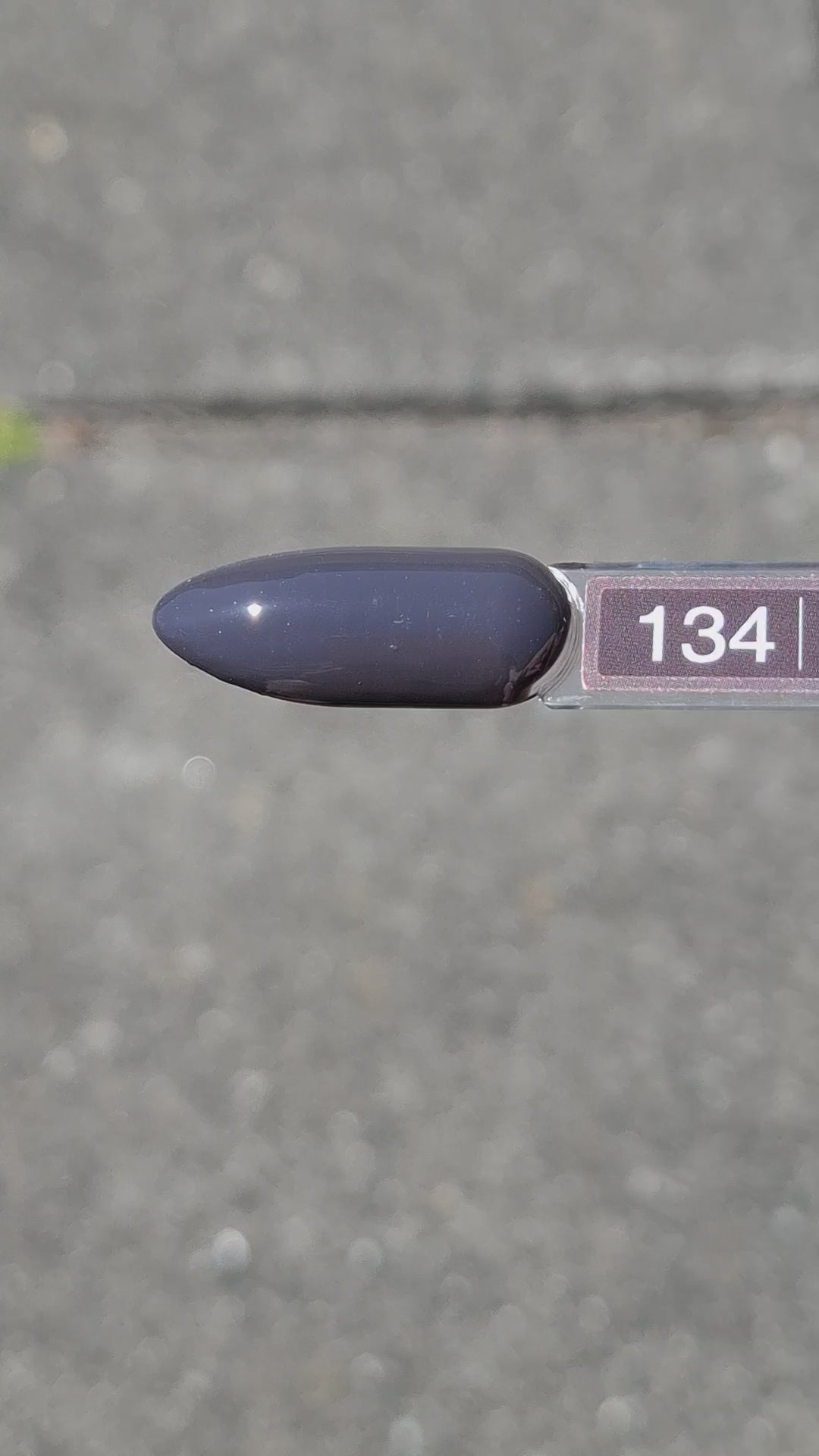 Video laden: Gel Polish Midnight Stone #134 – Mysterieus Donkergrijs met Paarse Gloed