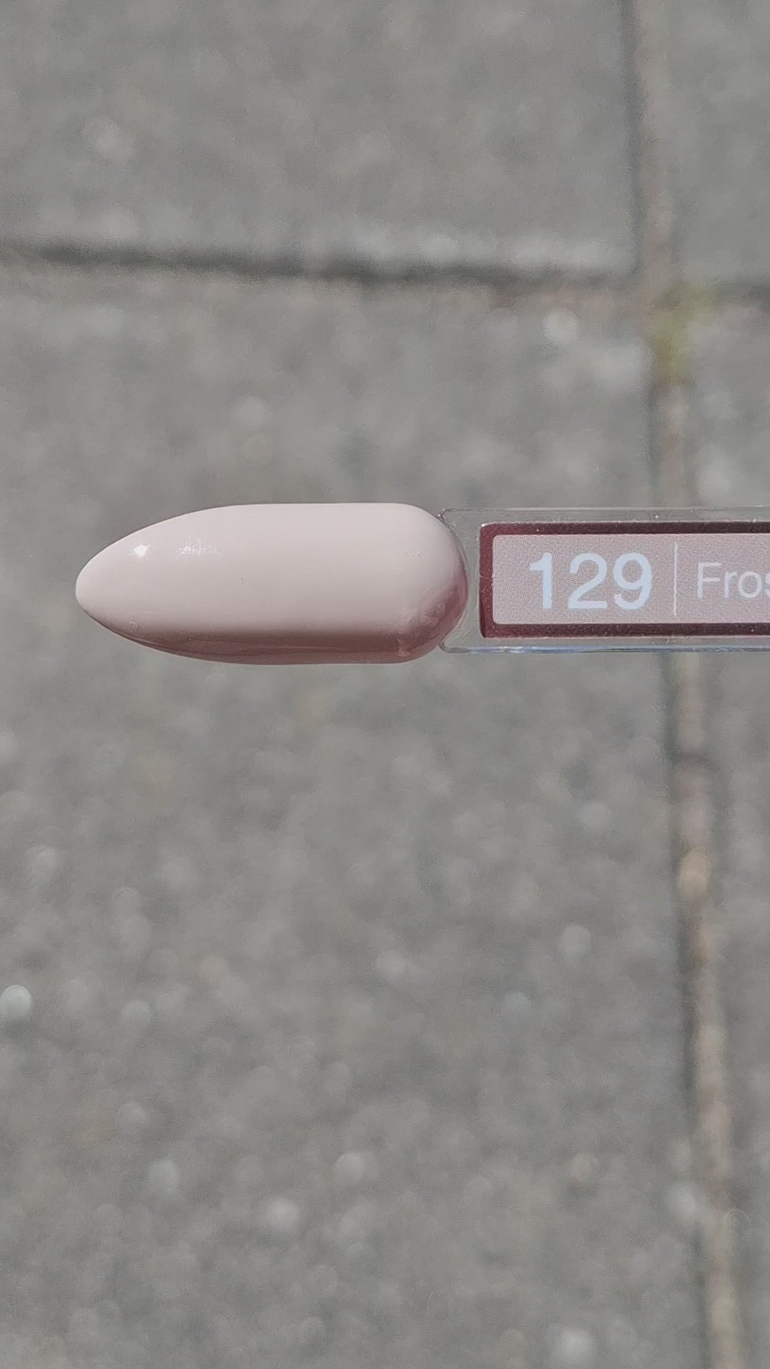 Video laden: Gel Polish Frosted Silk #129 – Zijdezachte Beigegrijze Nude