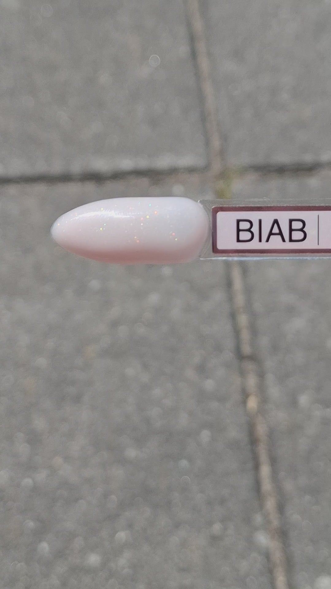 Video laden: Quida Brush On Builder Sparkled Warm Nude #06 - Warme Nude met Gouden Shimmer &amp; BIAB, 15 gr