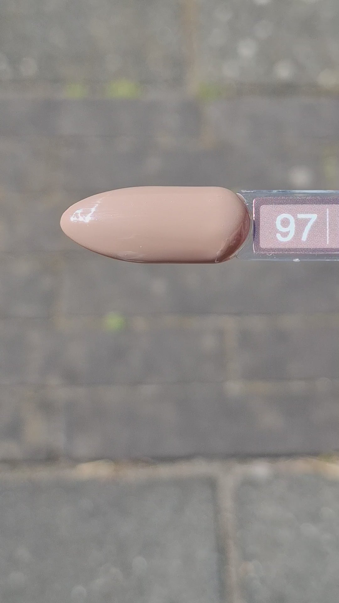 Video laden: Gel Polish Bare Cocoa #97 – Warme Mokkabruine Nude