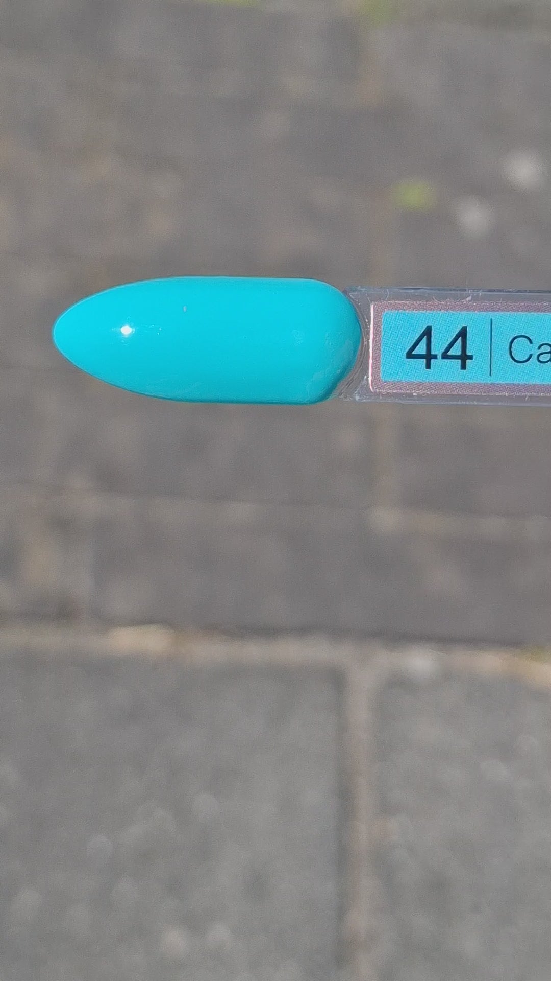 Video laden: Gel Polish Capri #44 – Helder Verzadigd Turquoise-Blauw met Frisse Groene Gloed